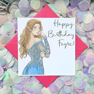 Bellissimo biglietto di auguri di compleanno illustrato e personalizzato, ispirato all'abito autunnale con stelle di ACOTAR Feyre. Perfetto per gli amanti dei libri!