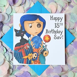 Carte d'anniversaire Coraline personnalisée illustrée amusante et colorée, parfaite pour les amants étranges et merveilleux !