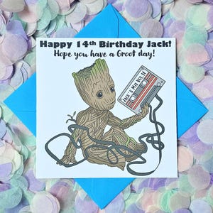 Cartão de aniversário divertido personalizado, Groot, Marvel, ilustrado à mão. Presente perfeito para fãs da Marvel.
