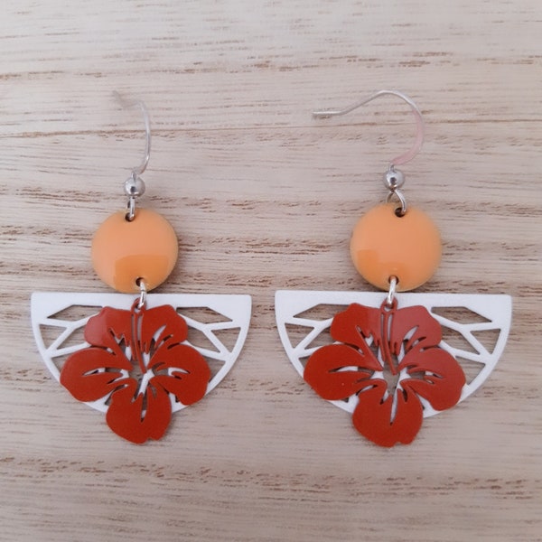 Boucle d'oreille demi cercle feuilles blancs, connecteurs sequins orange et feuilles hibiscus orange foncés