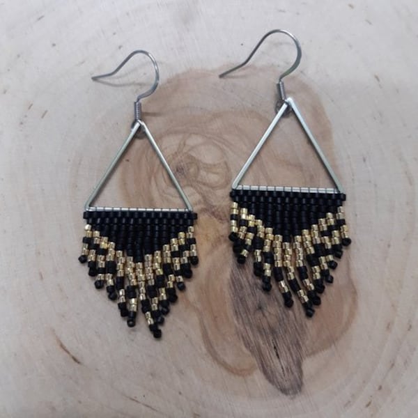 Boucle d'oreille triangle et tissage perle Miyuki noir et or