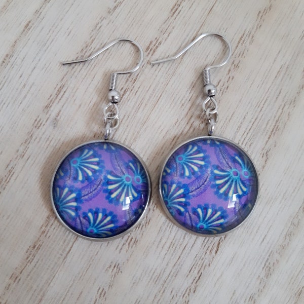 Boucles d'oreilles cabochons 20mm fleurs bleu et plumes