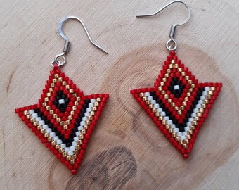 Boucle d'oreille tissage perles géométrique rouge, noir et blanc