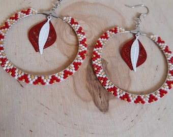 Boucle d'oreille créole rouge, blanc et or et plumes