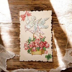 Postal francesa antigua anterior a la Primera Guerra Mundial de c. 1900 / Tarjeta de lujo de la época eduardiana con papel decoupage / Pájaros del amor llevando un ramo de bodas