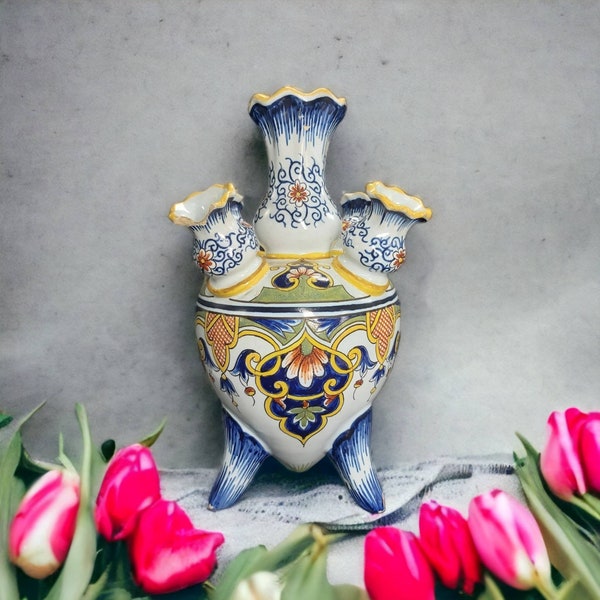 Bouquetière ancienne en faïence peinte à la main du début du XXe siècle de Rouen, vase tulipe, tuplipiere