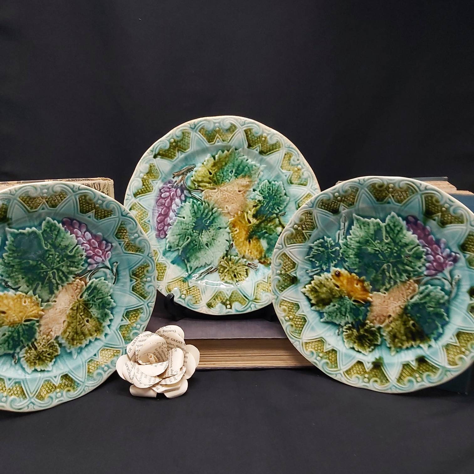 Set 3 Timeworn Antique Français Barbotine Majolica Feuilles, Baies & Fleurs Assiette, Affichage ou U