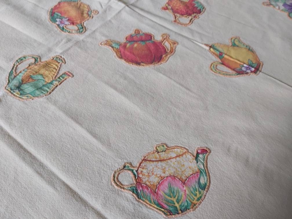 Vintage, Français, Pêche Pastel, Nappe Matelassée Lourde Faite à La Main, avec Théières Mad Hatter' 