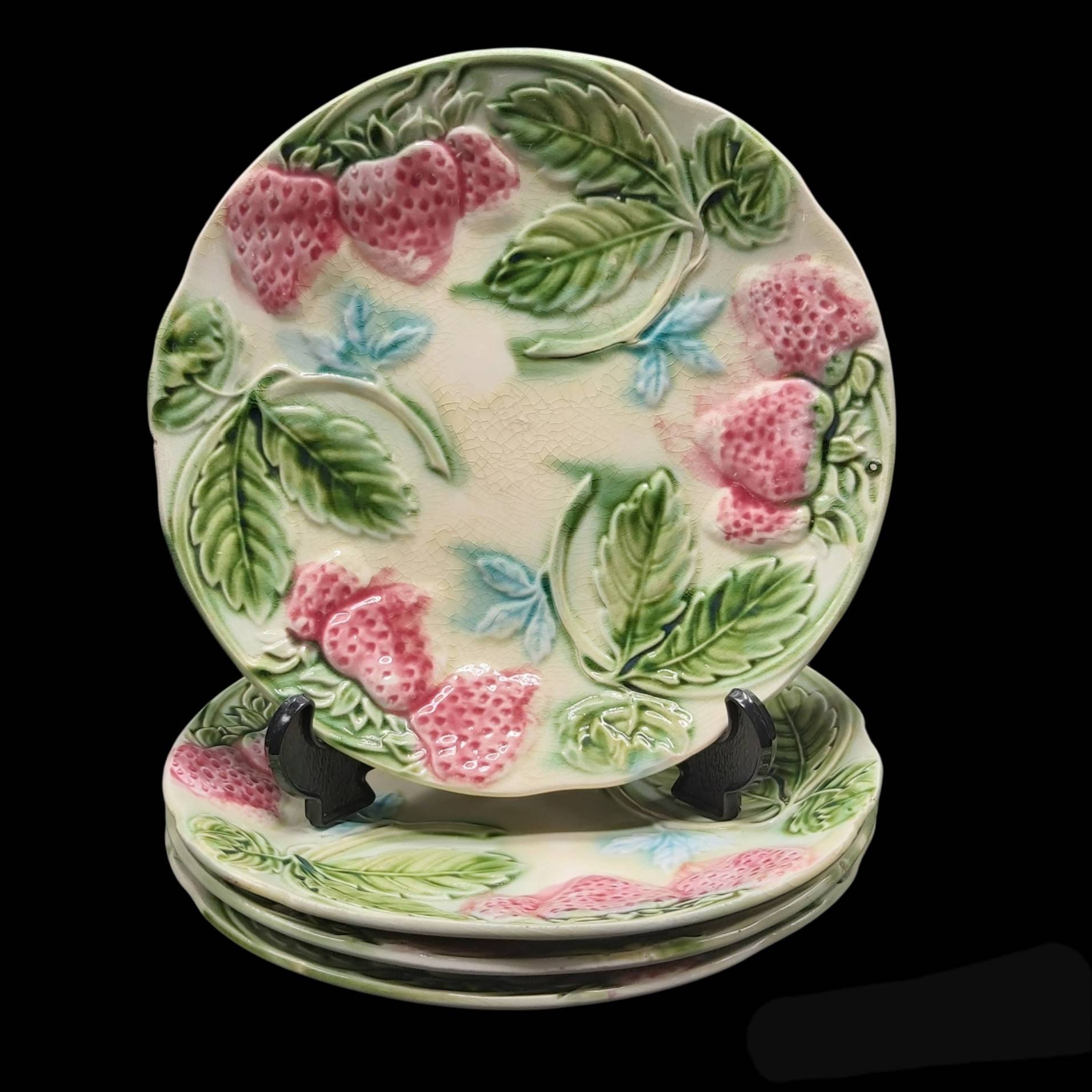 Ensemble de 4 Antiques Français Majolica, Barbotine, Assiettes. Fraises, Fruits d'été, Poterie Victo