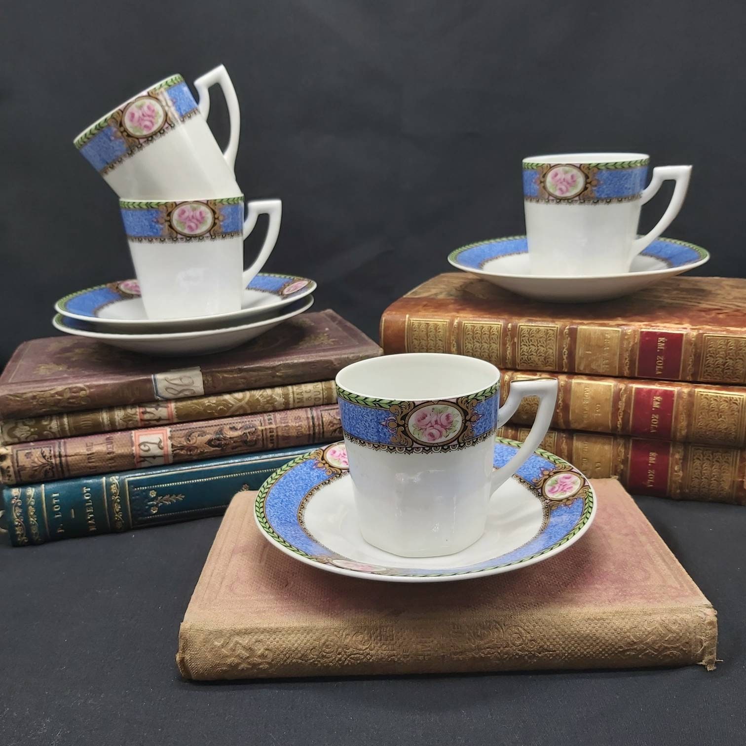 Superbes Tasses à Café et Soucoupes en Porcelaine Blanche Français avec Bande Bleue Roses Roses, Flo