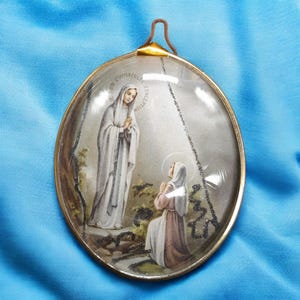 Médaillon ancien reliquaire religieux de la grotte de Lourdes, France | Bernadette Soubirous | Souvenirs de Lourdes | Notre-Dame