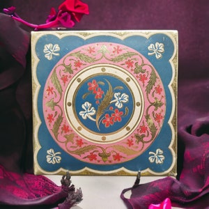 boîte de bonbons française vintage, boîte de chocolats, boîte de bonbons, carton dans un décor floral doré, rose, rouge et bleu, sensation boudoir, boîte à bijoux