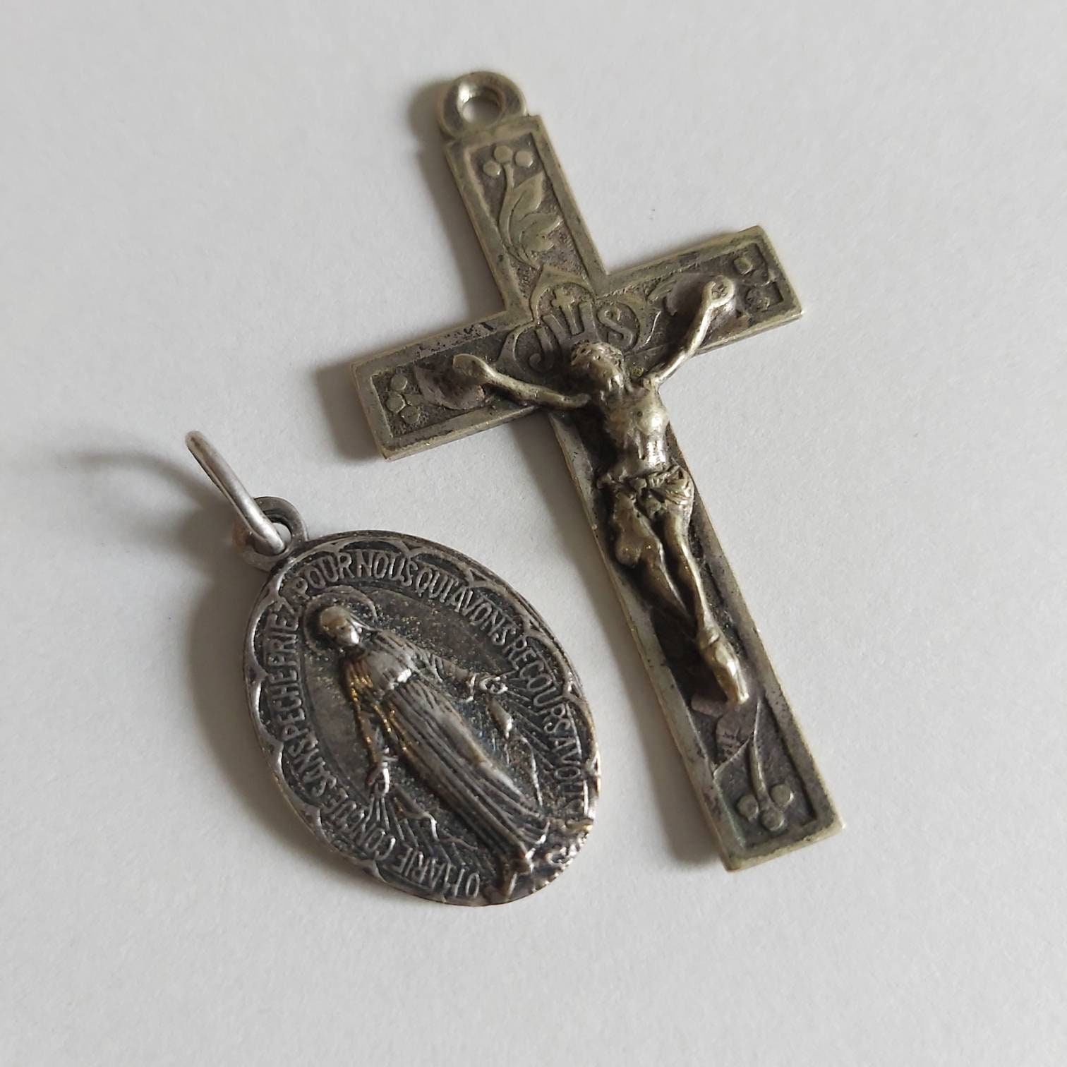 Ensemble de Français Médaillons Vintage Argenté, Un Crucifix, Une Notre-Dame Lourdes, Pendentifs, Mé