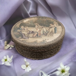 Antieke Franse eeuwse zoetwaren / snoepdoos, chocoladedoos, zoete doos, karton met antieke print en glas, romantisch uit de jaren 1900