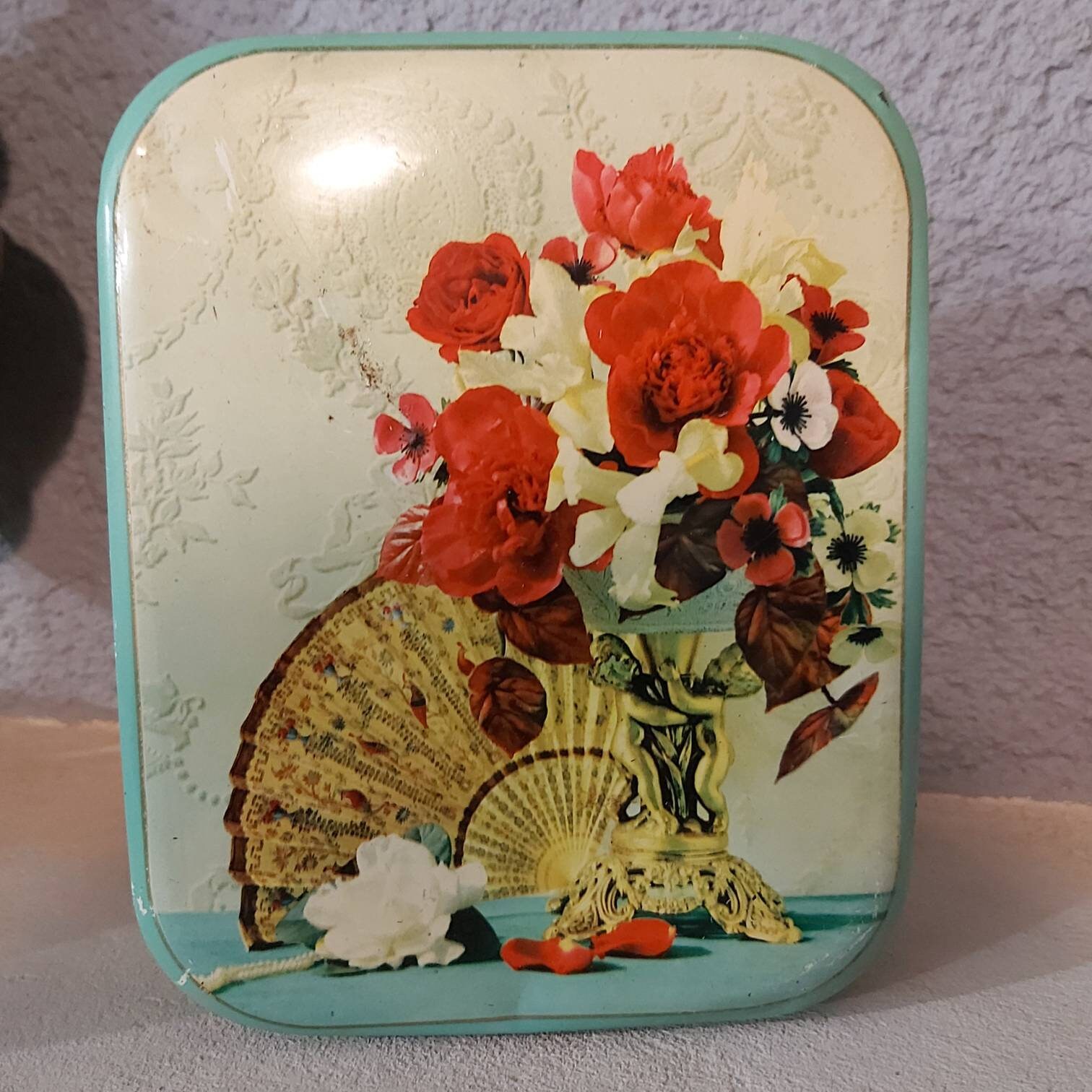 Vintage Italien Perugina Sweet Tin, Bouquet de Fleurs avec Des Chérubins Pieds Vase Piédestal et Ven