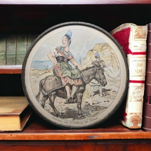 Confitería antigua del siglo XIX / Caja de dulces, caja de bombones, caja de dulces, cartón con grabado antiguo y vidrio, Mujer sobre un burro