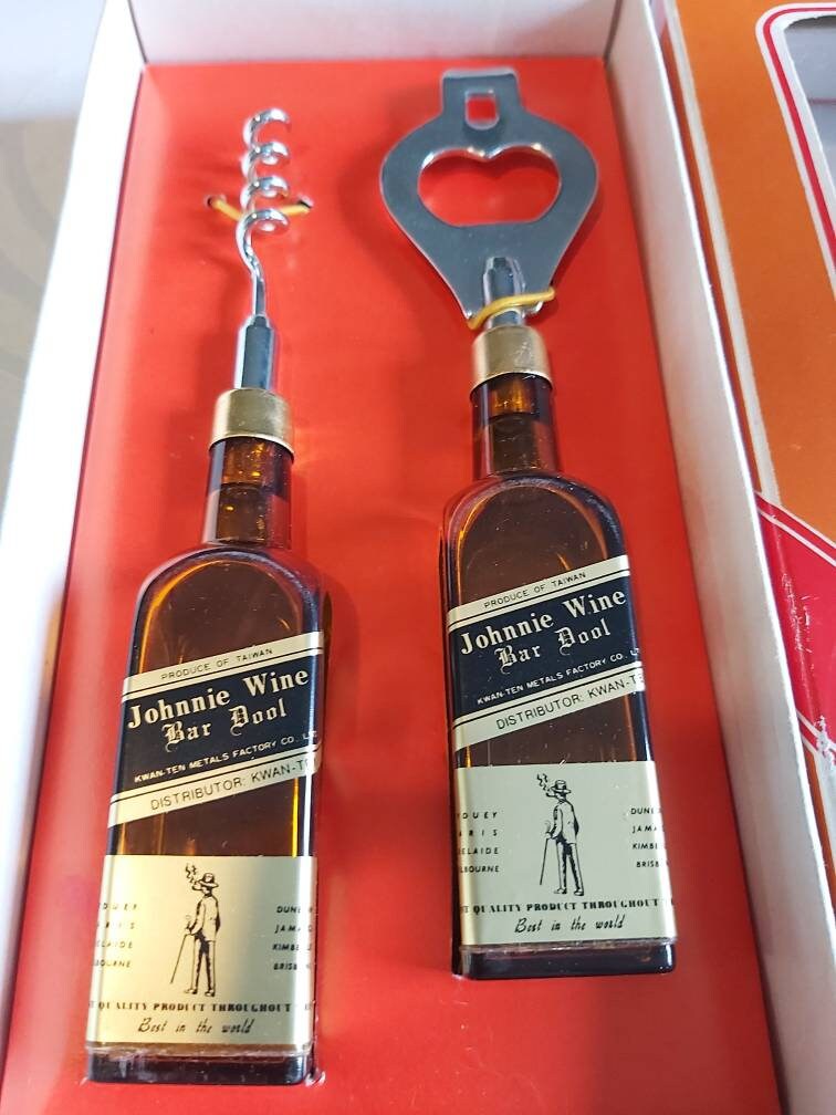 スーパーセール 目玉商品 ノベルティ「ジョニー 年代のボトルオープナーと ワイン」1970 コレクション