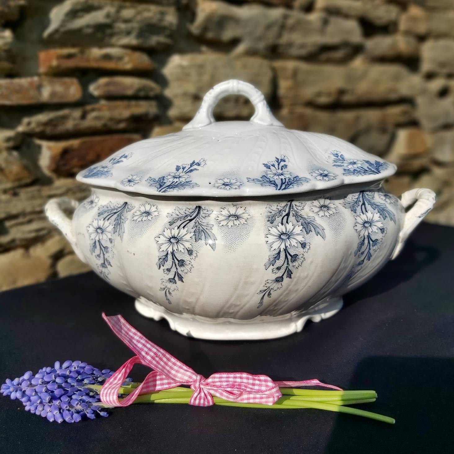 antiquité française en grès, lunéville, modèle luc, soupe, chauffe-plats, soupière, plat de service. floral antique, france, motif volutes, plat