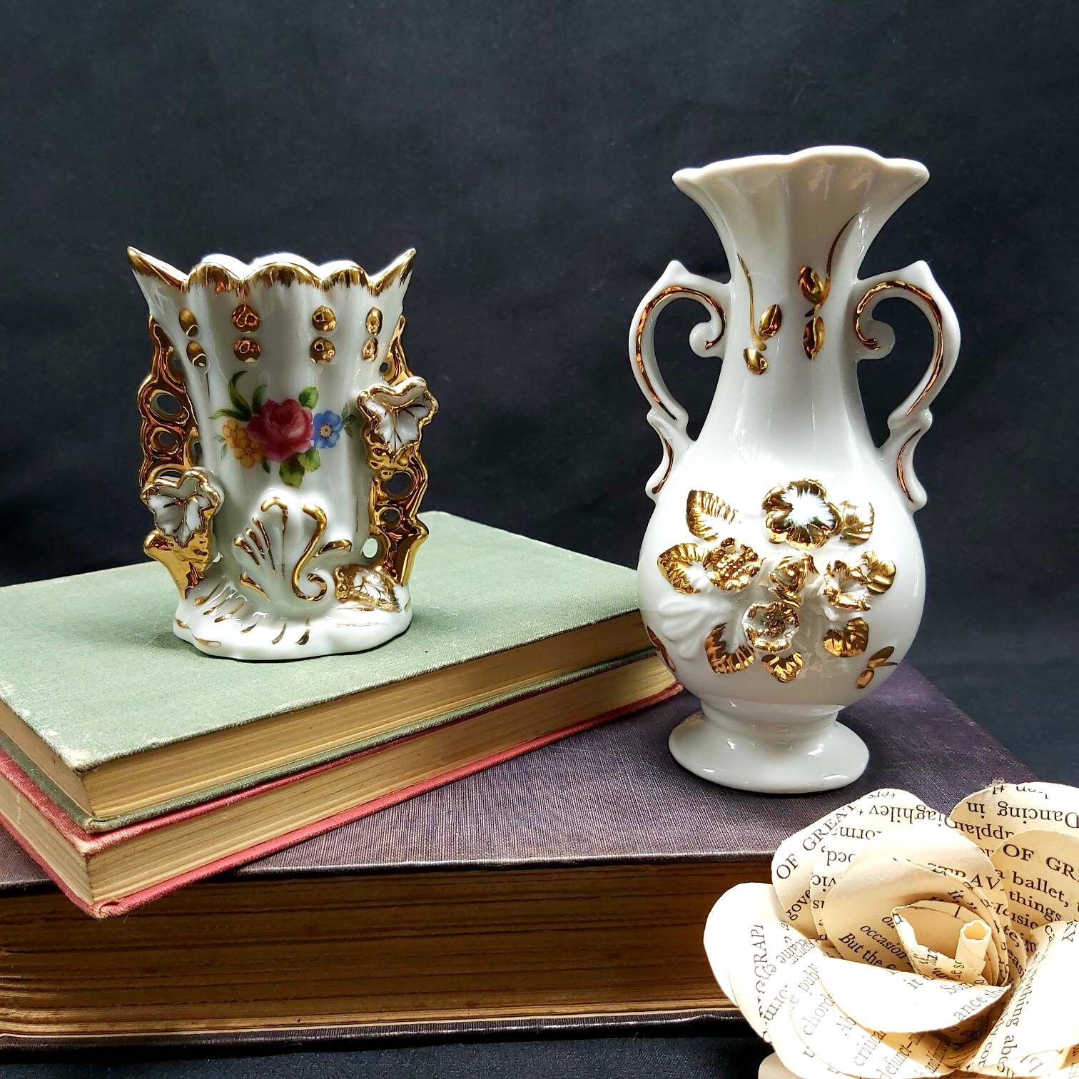 Paire de Vases Vintage Français Church Altar, Fleurs Mariage, Belle Exposition d'église Blanche et O