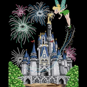 Peut inclure: Une illustration pixelisée du château de Cendrillon avec des feux d'artifice qui explosent dans le ciel.  Tinkerbell vole au-dessus du château, les ailes déployées.