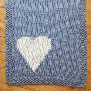 Baby blanket knitting pattern - Heart design knitted baby blanket - downloadable pattern - Chunky / bulky knitted blanket