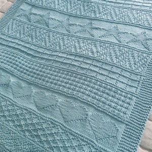 Strickanleitung für Babydecke mit Herzen und Sternen