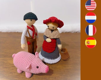 Puede incluir: Dos muñecos de ganchillo y un cerdo rosa de ganchillo. Un muñeco lleva una gorra negra, camisa blanca, bufanda roja y pantalones marrones. El otro lleva un sombrero rojo, chal beige, delantal rojo y falda gris, y lleva una pequeña cesta marrón.