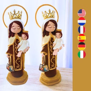 Könnte beinhalten: Zwei Häkelfiguren einer religiösen Figur, die ein Kind hält, beide tragen Kronen und Heiligenscheine. Die Figuren sind hauptsächlich braun, beige und weiß, mit goldenen Akzenten. Jede Figur hält ein kleines Bild. Der Sockel ist hellbraun.