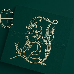 Könnte beinhalten: Ein goldenes Monogramm mit den Buchstaben "IJ", die mit einem floralen Design auf einem dunkelgrünen Hintergrund verziert sind.