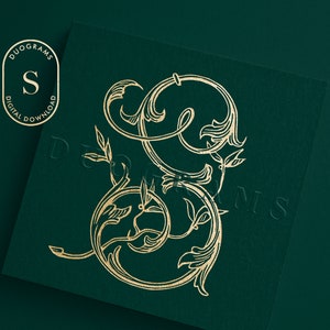 Könnte beinhalten: Ein goldfarbener, verzierter Buchstabe S mit einem floralen Design auf einem dunkelgrünen Hintergrund. Der Buchstabe ist von einem Kreis mit dem Text "DUOGRAMS DIGITAL DOWNLOAD" umgeben.