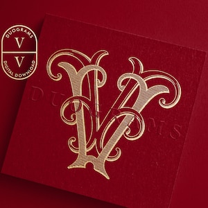 Könnte beinhalten: Ein goldenes metallisches Monogramm des Buchstabens V mit dekorativen Verzierungen. Der Buchstabe befindet sich auf einem roten Hintergrund.