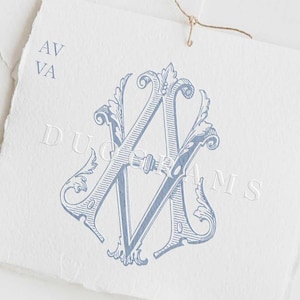 Op de afbeelding: Een blauw en wit monogram met de letters "AV" in elkaar verweven. Het monogram is in vintage stijl met sierlijke versieringen. De tekst "DUOGRAMS" is ook zichtbaar in de afbeelding.