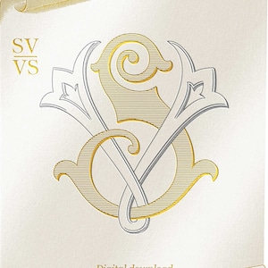 Könnte beinhalten: Digitaler Download-Grafik mit einem goldenen und silbernen Monogramm der Buchstaben "SV", die miteinander verschlungen sind. Das Design befindet sich auf einem cremefarbenen Hintergrund mit dekorativen Schnörkeln und dem Text "Digital download DUOGRAMS".