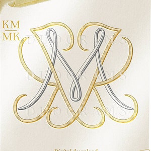 Op de afbeelding: Een gouden en zilveren monogram met de letters KM en MK die in elkaar zijn verweven. Het monogram is op een witte achtergrond met een gouden scrollontwerp.