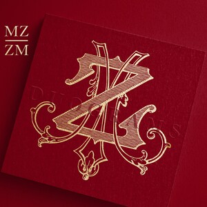 Op de afbeelding: Gouden monogram met de letters MZ en ZM die in een decoratief ontwerp op een rode achtergrond met elkaar verweven zijn.