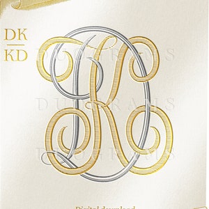 Könnte beinhalten: Ein goldenes und silbernes Monogramm mit den Buchstaben DK und KD, die miteinander verschlungen sind. Das Monogramm befindet sich auf einem weißen Hintergrund mit einem goldenen Schriftrollenmuster.