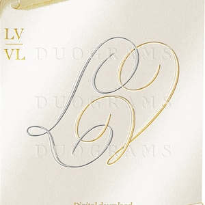 Könnte beinhalten: Ein digitaler Download eines Monogramms mit den Buchstaben "LV" in einer goldenen und silbernen Schriftart. Das Design ist auf einem weißen Hintergrund mit einem goldenen Scroll-Rand platziert. Der Text "DUOGRAMS" erscheint dreimal im Bild.