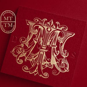 Puede incluir: Un monograma dorado con las letras "MT" en una fuente decorativa y adornada. Las letras están rodeadas de intrincados diseños florales. El monograma está sobre un fondo rojo.