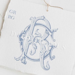 Könnte beinhalten: Ein blaues und weißes Monogramm mit den Buchstaben "GR" und "RG", die ineinander verschlungen sind. Das Monogramm ist im Vintage-Stil mit verzierten Schnörkeln gehalten. Der Text "DUOGRAMS" befindet sich am unteren Rand des Bildes.