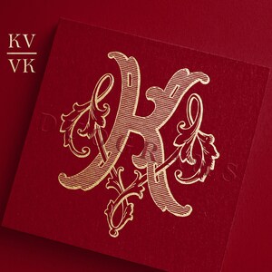 Può includere: Un monogramma dorato con le lettere "KV" e "VK" intrecciate con motivi floreali decorativi su uno sfondo rosso.