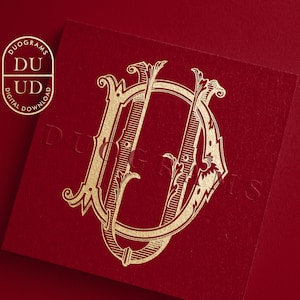 Op de afbeelding: Gouden monogram met de letters "DU" die in een decoratief ontwerp op een rode achtergrond zijn verweven.