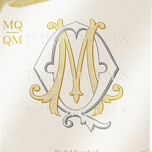 Könnte beinhalten: Ein goldenes und silbernes Monogramm mit den Buchstaben "MQ" und "QM", die ineinander verschlungen sind. Die Buchstaben sind in einer dekorativen Schriftart gehalten und von einem dekorativen Rahmen umgeben. Das Monogramm befindet sich auf einem weißen Hintergrund mit einem goldenen Schriftrollenmuster oben und unten.