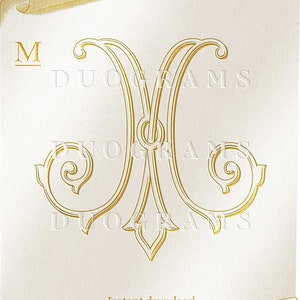 Könnte beinhalten: Ein goldenes Monogramm mit dem Buchstaben "M" in einem dekorativen Schriftrollen-Design. Das Monogramm befindet sich auf einem weißen Hintergrund mit dem Text "DUOGRAMS" oben und unten im Bild.
