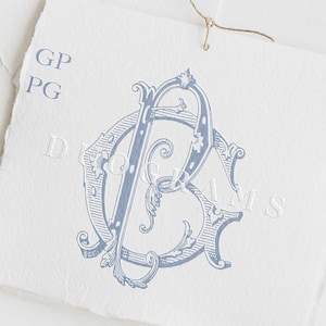Puede incluir: Un monograma azul y blanco con las letras "GP" en una fuente decorativa. Las letras están entrelazadas y rodeadas de florituras ornamentadas. El monograma está sobre un fondo blanco con el texto "Descarga instantánea DUOGRAMS" debajo.