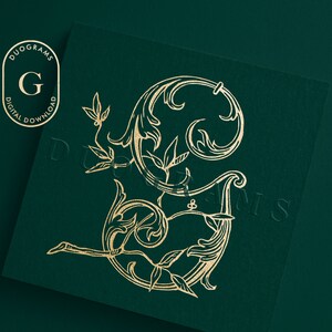 Könnte beinhalten: Goldfarbener, verzierter Buchstabe "G" mit floralen Akzenten, vor dunklem grünen Hintergrund. Das Design zeigt elegante Kurven und Verzierungen, mit dem Text "DUOGRAMS DIGITAL DOWNLOAD" in einem goldenen Oval links.