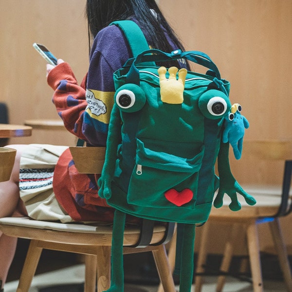 Frog doll backpack. Cute cartoon frog schoolbag. Large capacity travel bag. Green. Ideal gift
