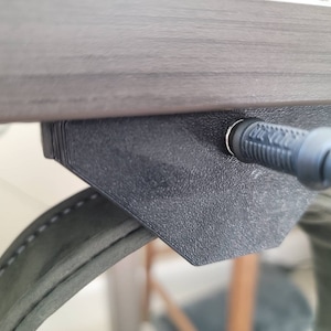 Soporte oculto para auriculares de escritorio con enchufe