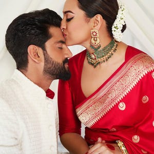 Sonakshi Sinha ispirato Banarasi Mashru Katan Silk Chand Tara Saree / Bordo Zari in oro antico / Telaio morbido Abiti da festa di nozze / Abiti da sposa