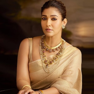 Op Nayanthara geïnspireerde Banarasi Tissue Silk Saree | Feestkleding met gouden rand | Zachte fancy bruiloftsari | Loom Sari | NISA-STOFFEN | Stijl van beroemdheden