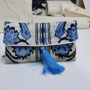 Bolso de mano de terciopelo de seda azul, negro y blanco, hecho a mano con cierre magnético y espacio para correa de hombro, bolso pequeño, regalo único